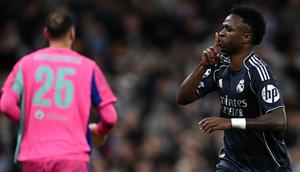 Menit ke-22, melalui eksekusi tendangan penalti, penyerang Real Madrid asal Brasil, Vinicius Junior membawa Los Blancos unggul 1-0. Tampak dalam foto, penyerang Real Madrid asal Brasil, Vinicius Junior, merayakan golnya pada pertandingan leg kedua 16 besar Liga Champions 2025/2026 melawan Manchester City di Etihad Stadium, barat laut Inggris, pada Selasa 17 Maret 2026 waktu setempat atau Rabu (18/3) dini hari WIB. (Paul ELLIS/AFP)