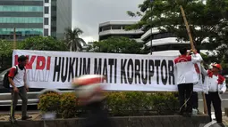 Para aktivis memasang sebuah spanduk di dekat gedung KPK saat memperingati Hari Anti Korupsi Sedunia, Jakarta, Selasa (9/12/2014). (Liputan6.com/Miftahul Hayat)