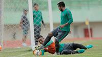Teguh Amirudin kiper Timnas Indonesia berusaha menghentikan bola dari kaki Zulham Zamrun pada sesi latihan Timnas Indonesia di Stadion Manahan Solo Jawa Tengah, Senin (26/9/2016).  (Bola.com/Peksi Cahyo)