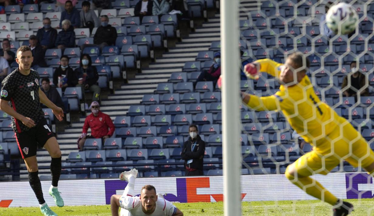 Permainan seketika berubah pada babak kedua. Ketika waktu baru berjalan satu menit, Ivan Perisic memupuskan keunggulan Republik Ceska di babak pertama. Aksinya meliuk-liuk di sisi pertahanan lawan lalu diakhiri dengan tendangan keras kaki kanan. (Foto: AP/Pool/Petr David Josek)