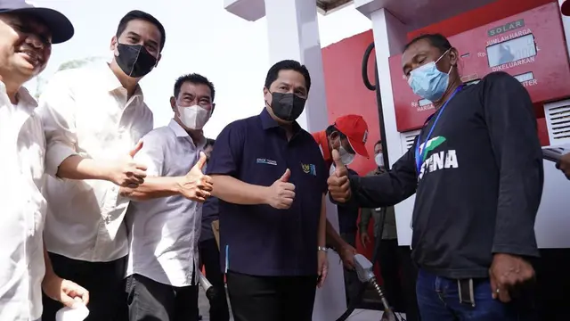 Menteri BUMN Erick Thohir resmi meluncurkan program Solar untuk koperasi (Solusi) nelayan di Pelabuhan Perikanan Samudera, Kabupaten Cilacap