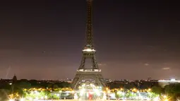 Otoritas Prancis memadamkan lampu Menara Eiffel di Paris, Rabu (24/5) dini hari. Hal tersebut dilakukan sebagai bentuk penghormatan dan duka cita atas serangan bom pada konser penyanyi Ariana Grande di Manchester Arena, Inggris. (AP Photo/Francois Mori)