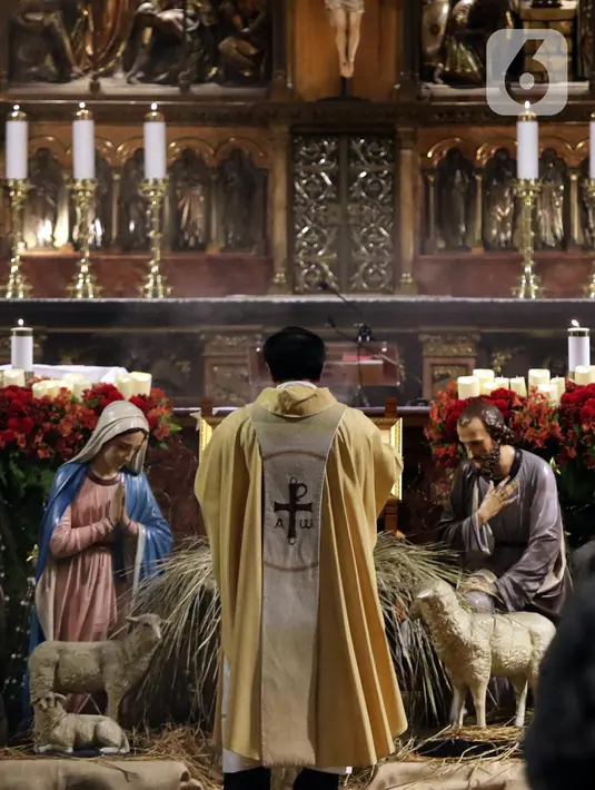 Suasana Misa Malam Natal 2022 di Gereja Katedral Jakarta, Sabtu (24/12/2022). Gereja Katedral Jakarta mengusung tema "Nusantara dan Kebhinekaan" pada perayaan Natal 2022. Misa Malam Natal di Gereja Katedral diselenggarakan secara tatap muka dengan protokol kesehatan yang ketat terbagi dalam tiga sesi, yakni pukul 16.30 WIB, 19.00 WIB dan 21.00 WIB. (Liputan6.com/Helmi Fithriansyah)