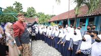 Gubernur Jawa Tengah (Jateng) Ganjar Pranowo mensosialisasikan gerakan 'Jo Kawin Bocah' ke sekitar 425 siswi SMPN 1 Kaliwungu, Kabupaten Kendal, Jateng.