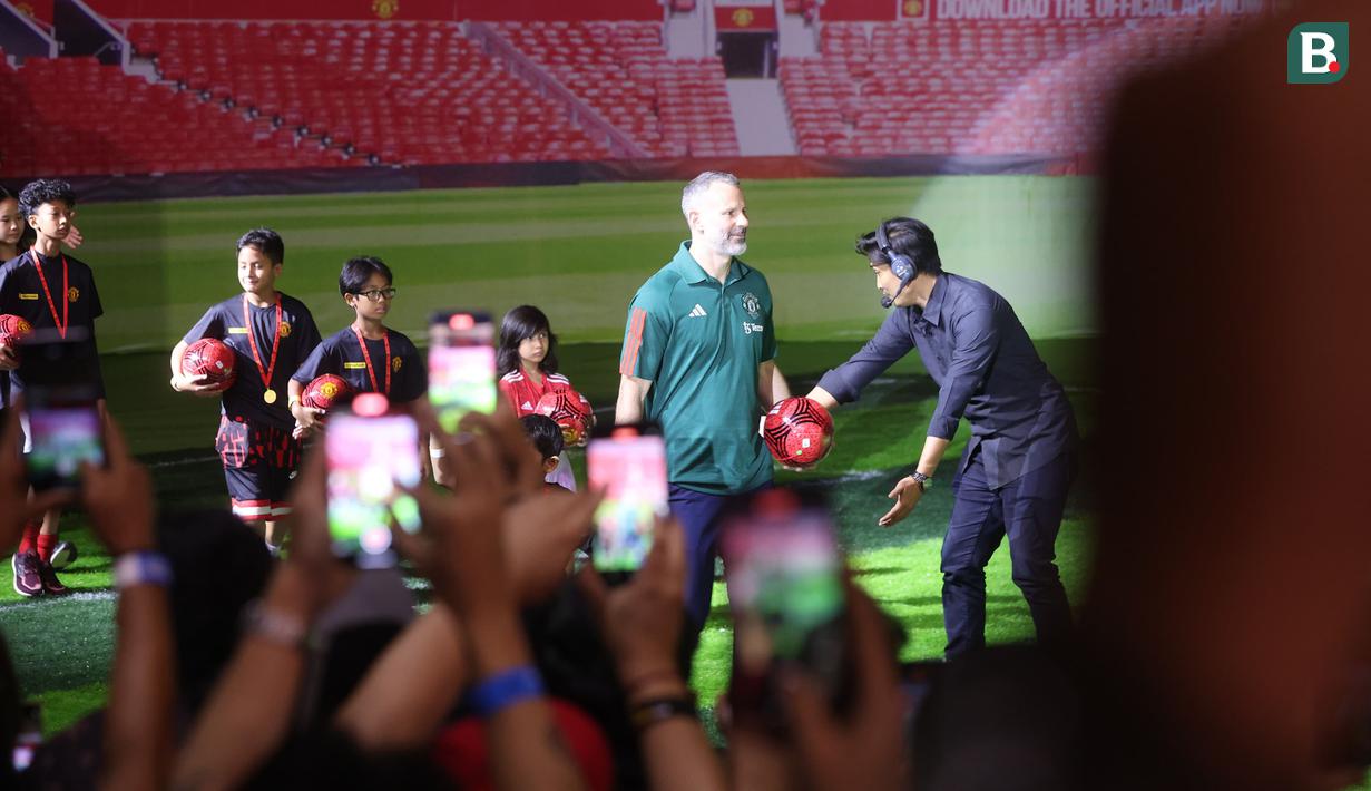 Legenda Manchester United, Ryan Giggs bersiap memulai sesi interaksi bersama para fans berupa tantangan menendang dan menimang bola dalam acara peluncuran kartu kredit Maybank yang berkolaborasi dengan Manchester United di Jakarta Convention Center (JCC), Senayan, Jakarta, Sabtu (18/5/2024). (Bola.com/M Iqbal Ichsan)