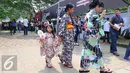 Pengunjung berjalan menggunakan kimono saat festival Jak-Japan Matsuri 2016 di Senayan, Jakarta, Sabtu (3/9). Festival tersebut sekaligus untuk memperingati 60 tahun hubungan diplomatik Indonesia-Jepang. (Liputan6.com/Angga Yuniar)