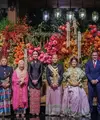 Menteri Pariwisata Widiyanti Putri hadir di resepsi pernikahan bersama suaminya. Ibu menteri ini memilih mengenakan kebaya hitam panjang dipadukan bawahan kain merah. [@widi.wardhana]