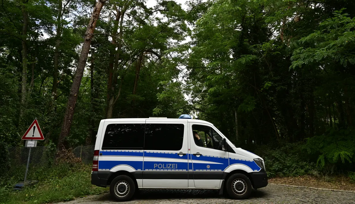 Polisi memperingatkan masyarakat untuk tetap tinggal di dalam rumah di tepi barat daya Berlin, saat mereka mencari hewan liar di daerah yang diyakini sebagai singa yang kabur. (John MACDOUGALL / AFP)