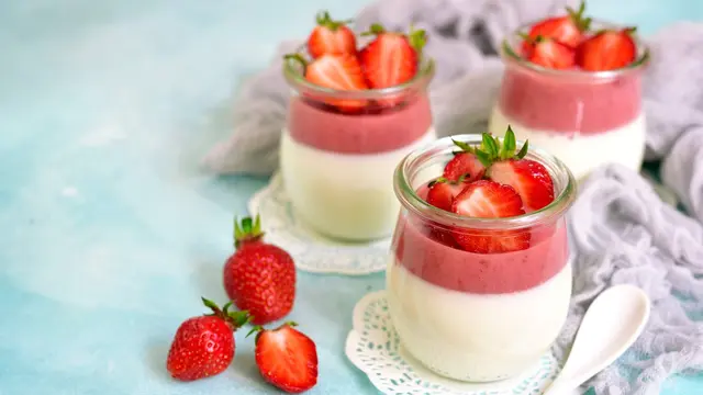 puding stroberi dua lapis