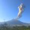 Gunung Lewotobi Laki-Laki di Flores Timur, NTT, erupsi 2.500 meter pada Jumat pagi (5/6/2026). (Liputan6.com/ Dok PVMBG)