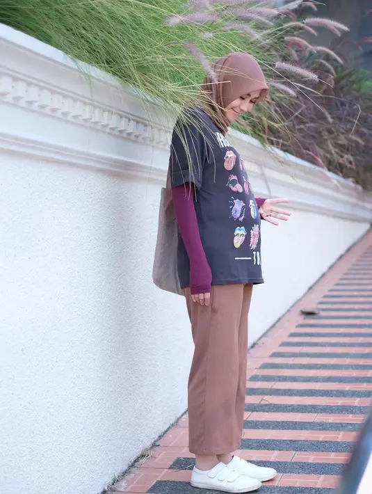 Ada juga Zaskia Adya Mecca yang kini sedang hamil anak ke empat. Menurut pengakuannya beberapa waktu lalu, istri Hanung Bramantyo ini mengaku kebobolan. Meski begitu, ia tentunya sangat bahagia dan bersyukur. (Instagram/zaskiadyamecca)