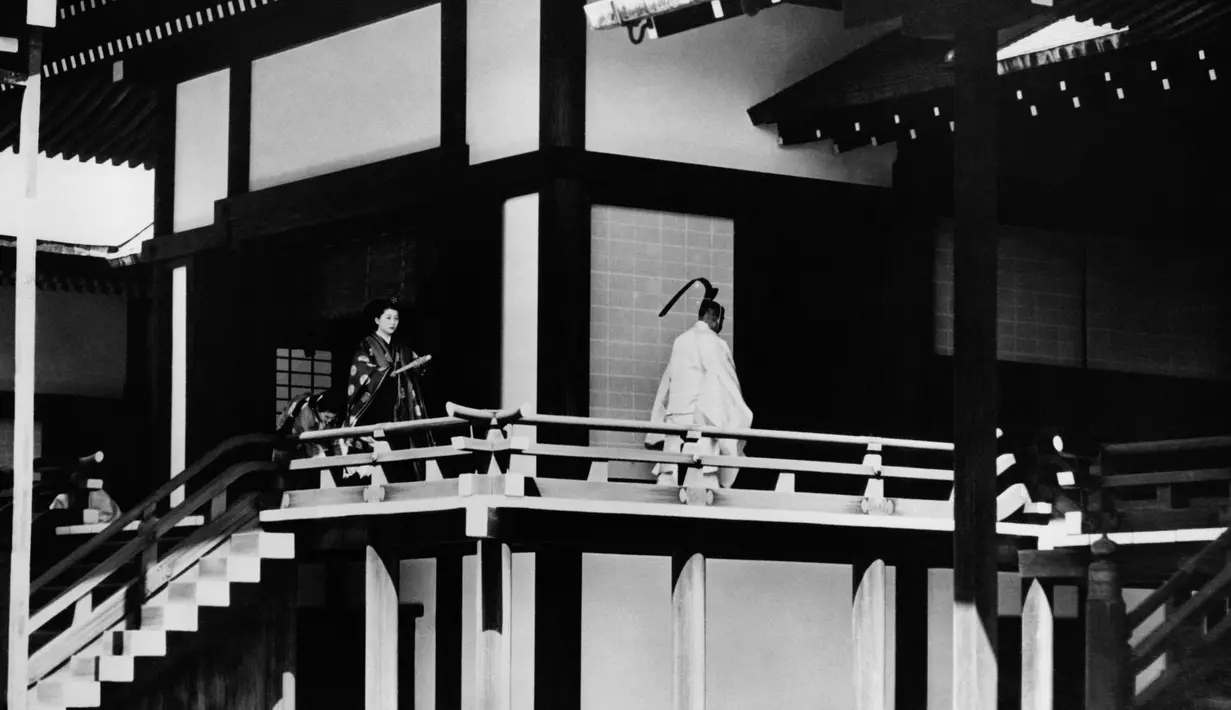 Pengantin Michiko Shoda berjalan mengenakan setelan busana pernikahan tradisional pada hari pernikahannya di Istana Kerajaan di Tokyo, pada 10 April 1959. (AFP Photo)