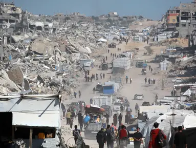 Warga Palestina membawa barang-barang mereka saat meninggalkan Kota Gaza pada 16 Mei 2025. (Bashar TALEB/AFP)