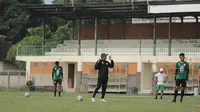 I Putu Gede memimpin latihan skuad PSS Sleman jelang berhadapan dengan Madura United (Dok. PSS Sleman)
