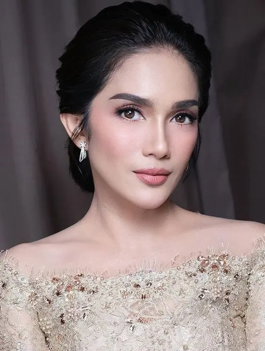 <p>Melalui akun Instagram pribadinya, Ussy membagikan ketika ia jadi bridesmaid. Ia pun mendapatkan berbagai macam pujian dari netizen. [Foto: instagram.com/ussypratama]</p>