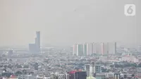 Di sisi lain, Pemerintah Provinsi (Pemprov) Daerah Khusus Jakarta terus berupaya melakukan pengendalian polusi udara, termasuk melalui perluasan kawasan ganjil-genap dan inspeksi terhadap cerobong industri. (Liputan6.com/Angga Yuniar)