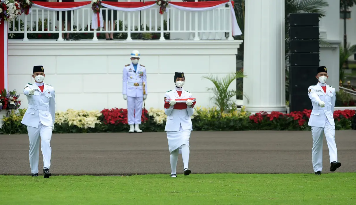 Pasukan Pengibar Bendera Pusaka (Paskibraka) membawa Bendera Merah Putih saat Upacara Peringatan Detik-Detik Proklamasi 1945 yang dipimpin oleh Presiden Joko Widodo di Istana Merdeka, Jakarta, Senin (17/8/2020). (Foto: Biro Pers Sekretariat Presiden)