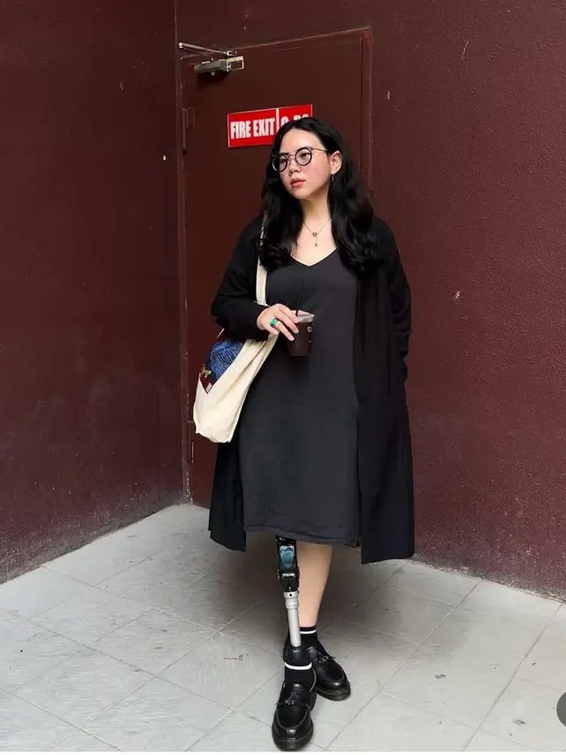 Vania Theola Konten Kreator Dengan Iron Limb. [@vaniatheolaa]