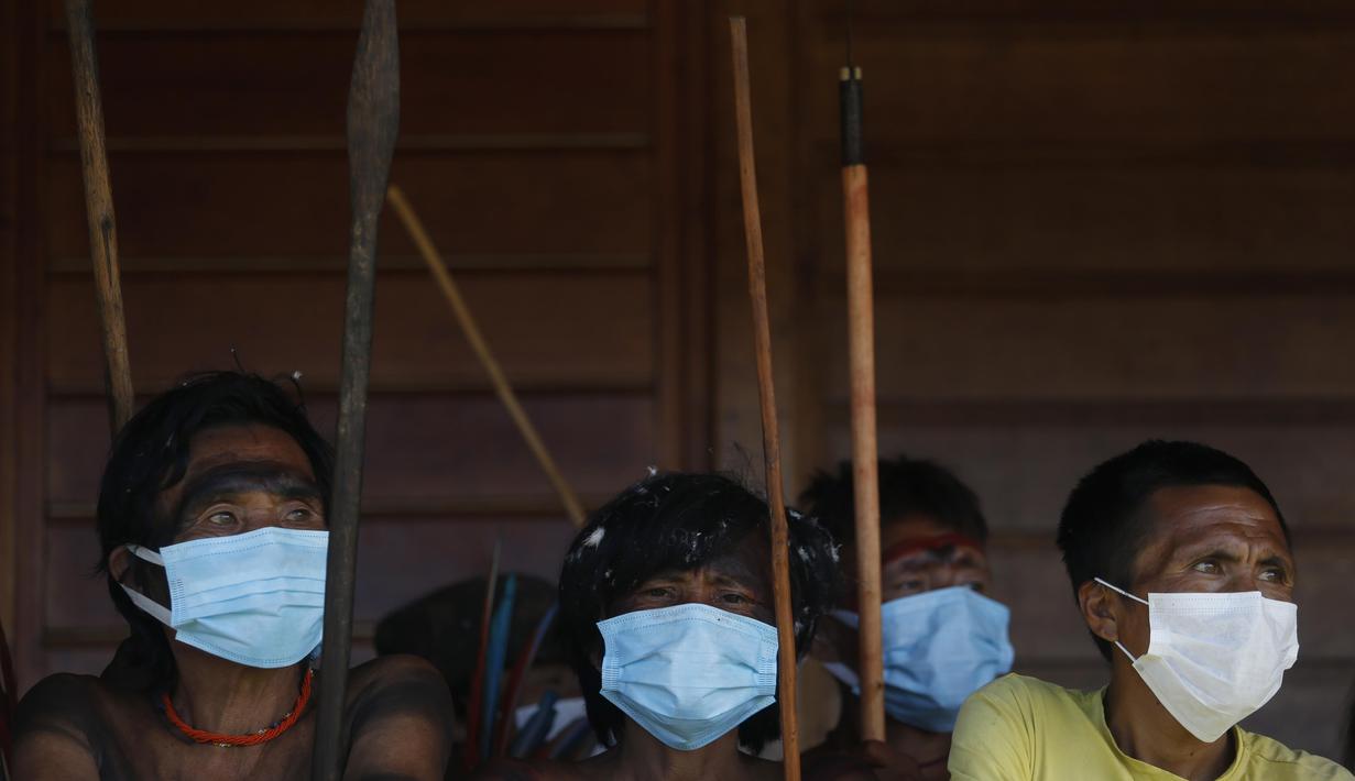 Masyarakat pribumi menunggu giliran untuk melakukan konsultasi medis di Negara Bagian Roraima, Brasil (30/6/2020). Tim medis militer Brasil menyediakan perawatan medis bagi masyarakat pribumi mulai 30 Juni hingga 5 Juli, termasuk tes COVID-19. (Xinhua/Lucio Tavora)