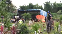 Polisi gali makam Dafa bocah 7 tahun di Tangerang yang dikabarkan tewas diduga dianiaya (Liputan6.com/Pramita)