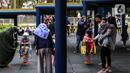 Anak-anak didampingi orang tua mereka bermain di Taman Puring, Jakarta, Minggu (9/1/2022). Di tengah ancaman penyebaran covid-19 varian Omicron dan pemberlakukan PPKM level 2, masyarakat tetap melakukan aktivitas pada akhir pekan di luar rumah. (Liputan6.com/Johan Tallo)
