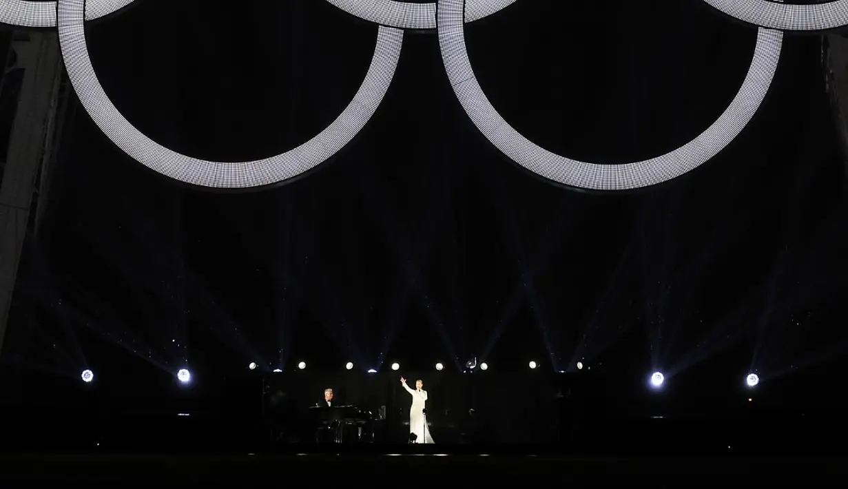 Celine Dion tampil dengan gaya rambut yang disisir ke belakang dan disanggul rendah, riasan mata moky yang berani, dan bibir berwarna nude. [Foto: Instagram/celinedion]