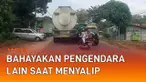 Aksi nekat dan membahayakan dilakukan oleh sopir sebuah mobil ini mengundang perhatian