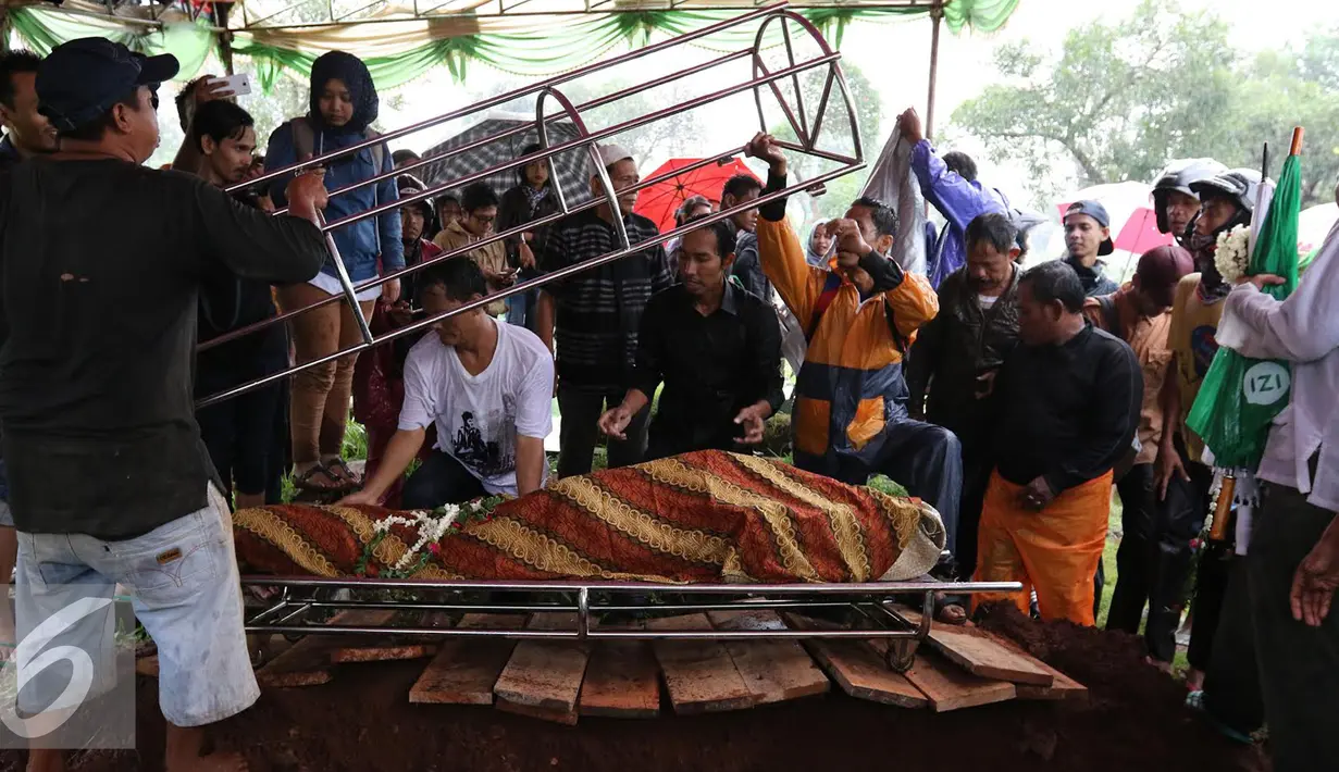 Jenazah aktris senior Shinta Muin saat akan dimakamkan di Taman Pemakaman Umum Karet Bivak, Jakarta, Rabu (21/9). Aktris senior Shinta Muin meninggal dunia di usia 68 tahun. (Liputan6.com/Herman Zakharia)