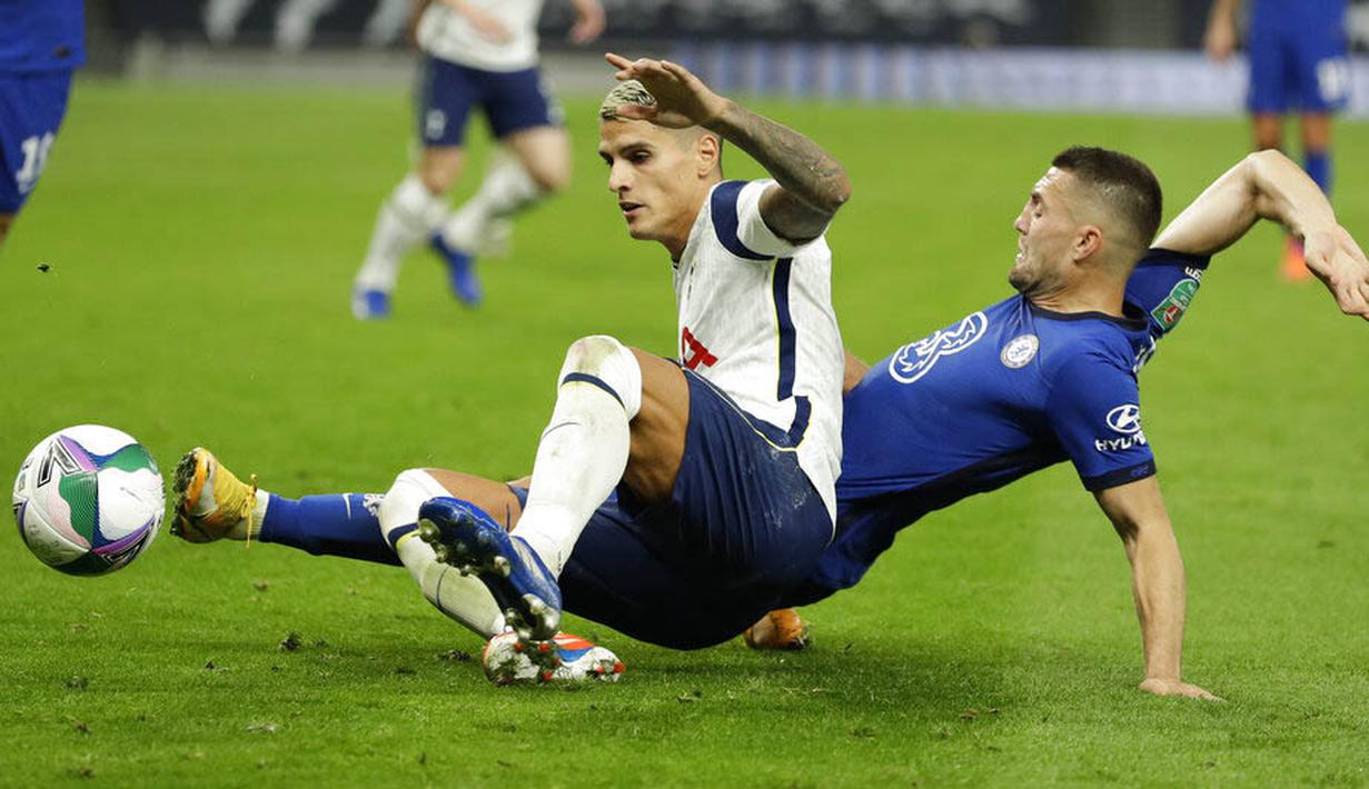Gelandang Chelsea, Mateo Kovacic, berebut bola dengan pemain Tottenham Hotspur, Erik Lamela, pada laga Piala Liga Inggris di London, Rabu (30/9/2020). Tottenham menang adu penalti dengan skor 5-4 (1-1). (Matt Dunham/Pool via AP)
