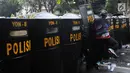 Perusuh mencoba menembus barikade polisi saat simulasi pengamanan Pemilu 2019 di depan Gedung KPU, Jakarta, Jumat (15/3). Simulasi dilakukan dalam rangka persiapan mengamankan penghitungan suara ulang Pemilu 2019. (Liputan6.com/JohanTallo)
