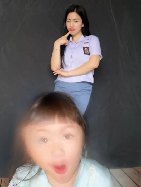 Meski berbeda keyakinan, toleransi Felicya dan sahabat-sahabatnya begitu terasa. Mereka tak hanya sekadar temu kangen, tetapi juga berbagi kebahagiaan di bulan Ramadhan. Penampilan Felicya saat pakai seragam SMA ini dipuji awet muda. (Liputan6.com/IG/@felicyangelista_)