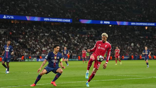 Pemain PSG Marquinhos menutup ruang gerak pemain Liverpool Hugo Ekitike