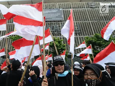 Massa aksi yang tergabung dalam Persaudaraan alumni 212 atau PA 212 melakukan aksi damai di depan gedung Bawaslu, Jakarta, Jumat (10/5/2019). Pada aksinya mereka melaporkan kecurangan pemilu yang merugikan Capres dan Cawapres 02 dan menuntut Bawaslu untuk tetap netral. (Liputan6.com/Herman Zakharia)