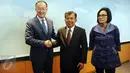 Wakil presiden Jusuf Kalla (tengah) bersalaman dengan Presiden Bank Dunia, Jim Yong Kim di Washington DC didampingi Managing Director Bank Dunia, Sri Mulyani di Washington DC, Amerika Serikat, (1/4).(Tim Media Wapres)