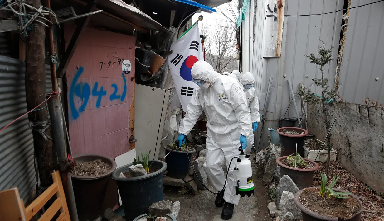 Tentara menyemprotkan cairan disinfektan di gang-gang sebagai tindakan pencegahan virus corona (COVID-19) di Seoul, Korea Selatan, Salasa (3/3/2020). Hingga 4 Maret 2020 sore, jumlah pasien virus corona di Korea Selatan bertambah menjadi 5.621 kasus. (AP Photo/Lee Jin-man)