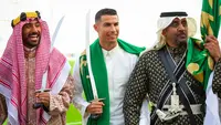 Pemain Al-Nassr, Cristiano Ronaldo (tengah) memakai gamis dan membawa pedang saat memperingati Hari Pendirian Kerajaan Saudi atau Founding Day di tempat berlatih pada Rabu (22/02/2023). (Twitter/@AlNassrFC)