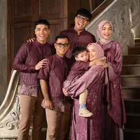 Berpose dalam beberapa arahan gaya tampak keluarga Haji Faisal ini memakai busana berwarna maroon.