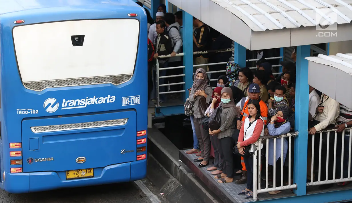 Penumpang menunggu bus Transjakarta di Halte Harmoni, Jakarta, Senin (10/7). PT Transportasi Jakarta menargetkan jumlah penumpang bus Transjakarta pada tahun 2017 adalah 185 juta orang, atau naik sebanyak 50 persen. (Liputan6.com/Immanuel Antonius)