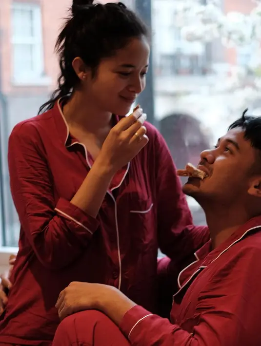 Chicco sendiri menyambut senang  begitu juga sang istri. Ia hanya meminta doa agar semuanya diberi kelancaran. Aktor 33 tahun itu juga tidak menjelaskan, Chicco hanya mengatakan masih hamil muda. (Instagram/putrimarino)