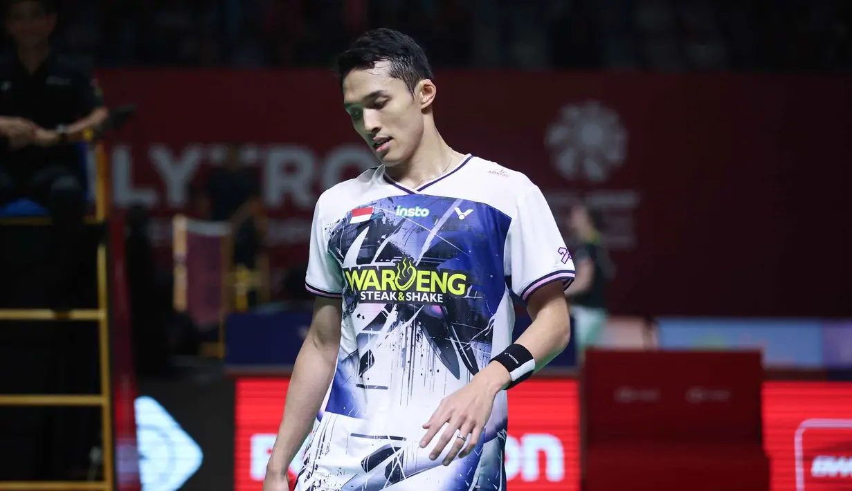 Pebulu tangkis tunggal putra Indonesia Jonatan Christie saat bertanding melawan Jia Heng Jason The (Singapura) pada babak 32 besar Indonesia Open 2026 di Istora Senayan, Jakarta, Selasa (2/6/2026). (Bola.com/M Iqbal Ichsan)