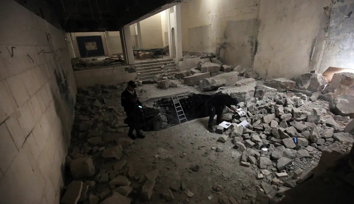 Kondisi Museum Mosul yang diduga dirusak oleh ISIS, Suriah, Senin (13/3). Museum yang didirikan pada 1952 tersebut kini hanya menyimpan puing-puing. (AFP PHOTO/AHMAD AL-RUBAYE)