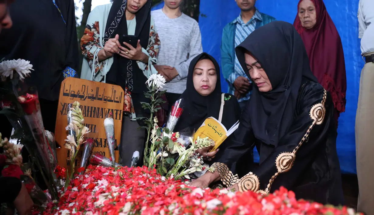 Di sisi lain, ibunda Jupe, Sri Wulansih tak kuasa menahan air mata saat berada di tepi pusara anaknya. Isak tangis pun kembali terjadi pada Sri sambil melntunkan ayat suci Al Quran yang kemudian menaburkan bunga. (Nurwahyunan/Bintang.com)