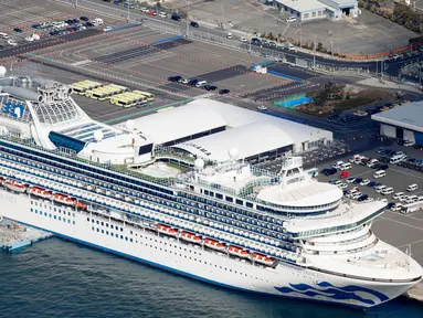 Kondisi kapal pesiar Diamond Princess yang dikarantina di sebuah pelabuhan di Yokohama, Jepang, Rabu (19/2/2020). Kedutaan Besar Republik Indonesia di Tokyo mengonfirmasi WNI yang terinfeksi virus corona (COVID-19) di kapal tersebut bertambah menjadi empat orang. (Yuta Omori/Kyodo News via AP)