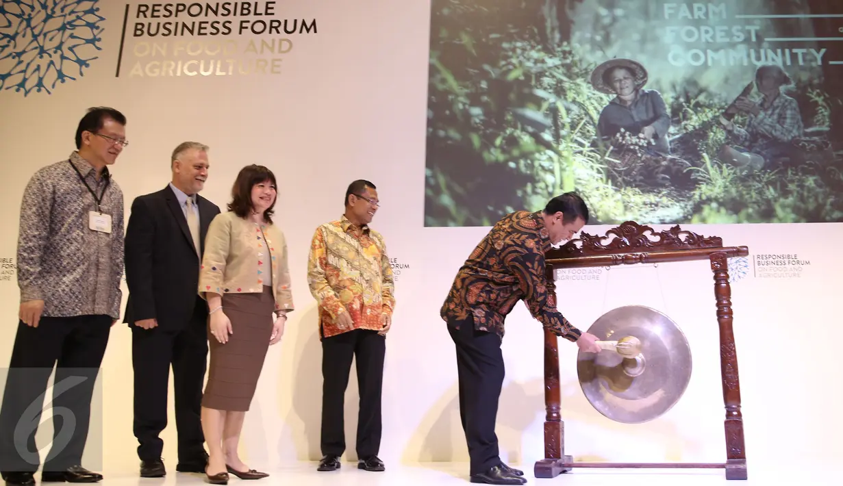 Menteri Pertanian, Amran Sulaiman (kanan) memukul gong saat membuka seminar Responsible Business Forum on Food And Agriculutre di Jakarta, Senin (25/4). Forum ini memfokuskan upaya meningkatkan produktivitas bidang pertanian (Liputan6.com/Faizal Fanani)