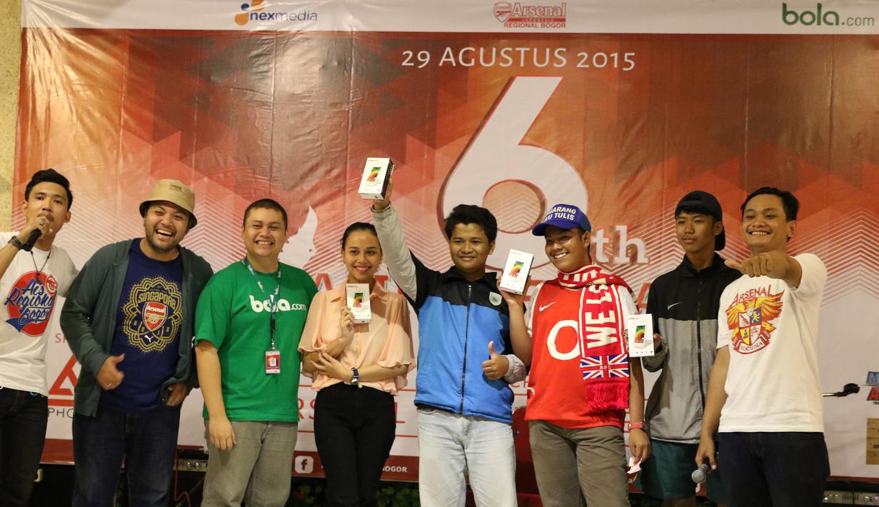 Bola.com membagikan door prize di akhir acara nonton bareng Newcastle United melawan Arsenal di Gumati Cafe, Bogor. Sabtu (29/8/2015). (Bola.com/Arief Bagus)