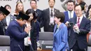 Presiden Indonesia Prabowo Subianto (kiri) menyambut Perdana Menteri Jepang Sanae Takaichi pada Pertemuan Pemimpin Ekonomi Kerja Sama Ekonomi Asia-Pasifik (APEC) di Gyeongju, Korea Selatan, Sabtu, 1 November 2025. Kehadiran Presiden Prabowo menegaskan komitmen Indonesia untuk terus berperan aktif dalam mendorong kerja sama ekonomi kawasan Asia-Pasifik yang inklusif dan berkelanjutan. (Yonhap via AP)