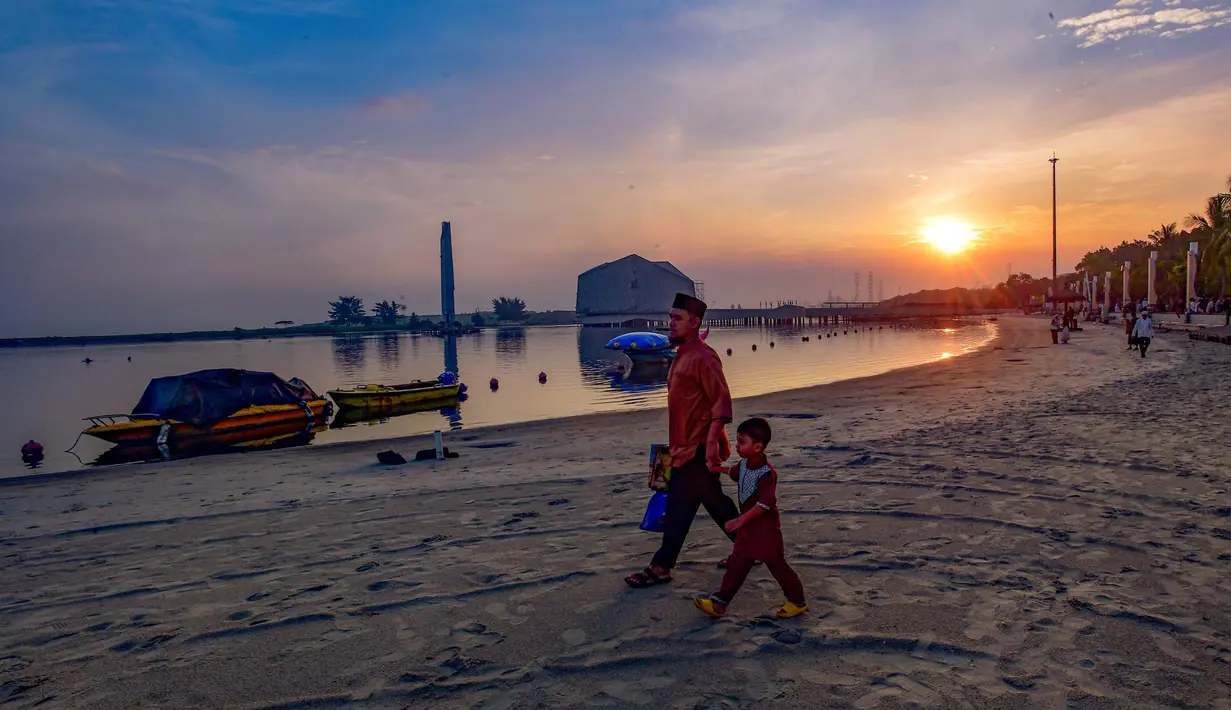 Umat Muslim bersiap melaksanakan Salat Idul Adha 1447 Hijriah di Pantai Lagoon, Ancol, Jakarta,  Rabu (27/5/2026). (merdeka.com/Arie Basuki)