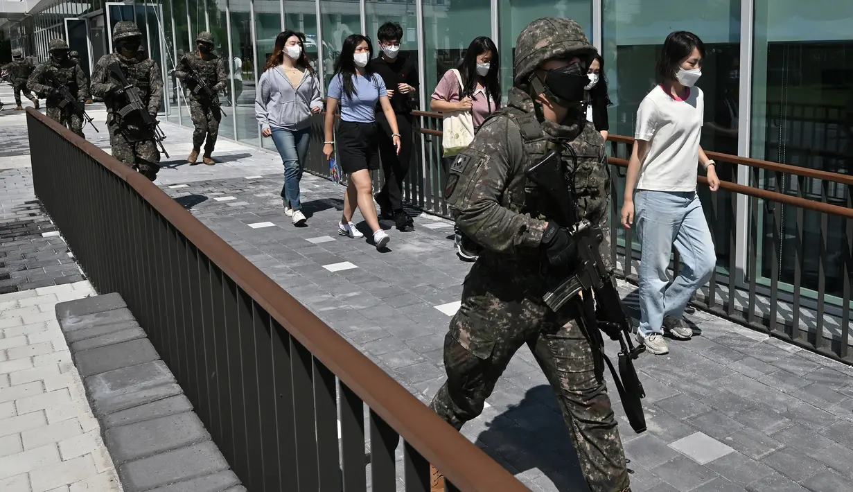 Tentara Korea Selatan ikut serta dalam latihan anti-teror di Pusat Seni Bucheon di Bucheon, sebelah barat Seoul (23/8/2022). Latihan anti-teror ini di sela-sela latihan militer gabungan Korea Selatan-AS yang disebut Ulchi Freedom Shield. (AFP/Jung Yeon-je)