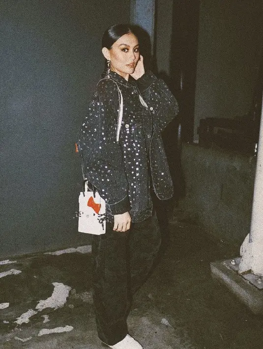 Mengenakan pakaian serba hitam, Agnezmo juga tampak cute mengenakan mini wallet Hello Kitty dari Balenciaga seharga Rp7 jutaan, dan Phone Holder seharga Rp15 jutaan. @agnezmo.