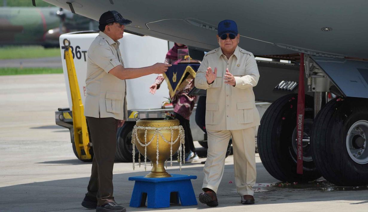 Presiden Republik Indonesia Prabowo Subianto meresmikan pesawat kargo militer Airbus A400M TNI AU yang baru tiba di Pangkalan Udara Halim Perdanakusuma di Jakarta, Indonesia, Senin 3 November 2025. Kedatangan pesawat ini merupakan bagian dari kontrak pembelian dua unit A400M yang ditandatangani oleh Kementerian Pertahanan Indonesia pada tahun 2021. (AP Photo/Achmad Ibrahim)
